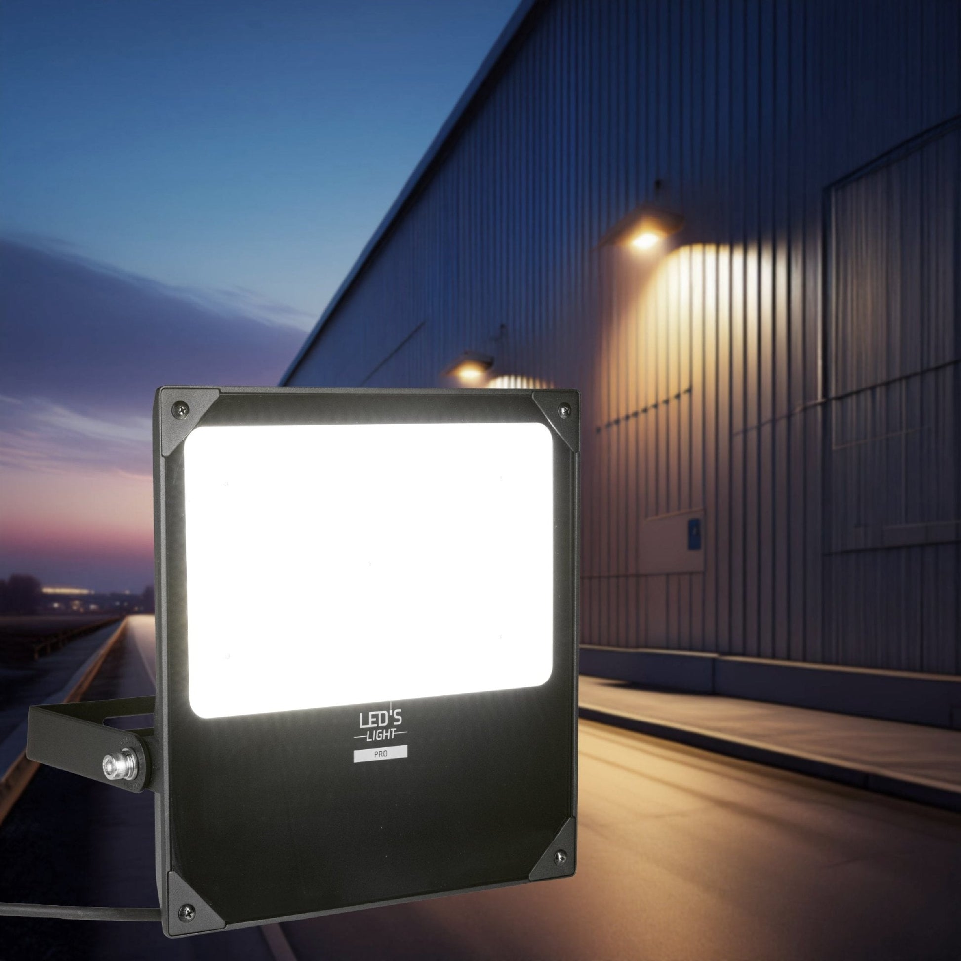 LED’s Light PRO buitenverlichting met zwart metaalframe en witte LED-plateau, geschikt voor tuin- en terrasverlichting. Geïntegreerd montagearm en kabel voor eenvoudige installatie.