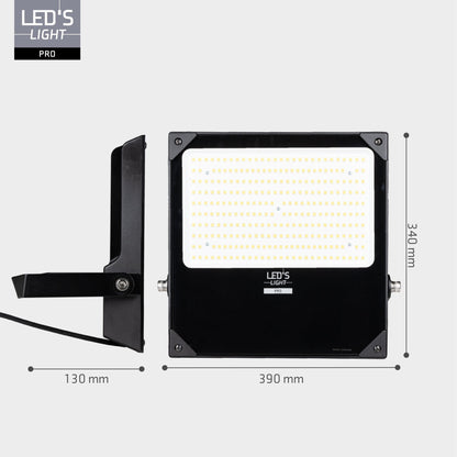 LED’s Light Pro buitenverlichting met zwart metaalframe en witte LED-plateau, geschikt voor tuin- en terrasverlichting. Zichtbare montageschroeven en kabel voor gemakkelijke installatie.