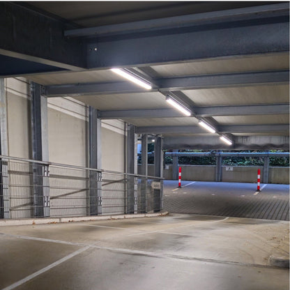 Een witte LED-buis met drukterminal en doorverbonden aansluiting, geschikt voor industriële verlichting. Zichtbaar glas en plastic behuizing met technische symbolen.