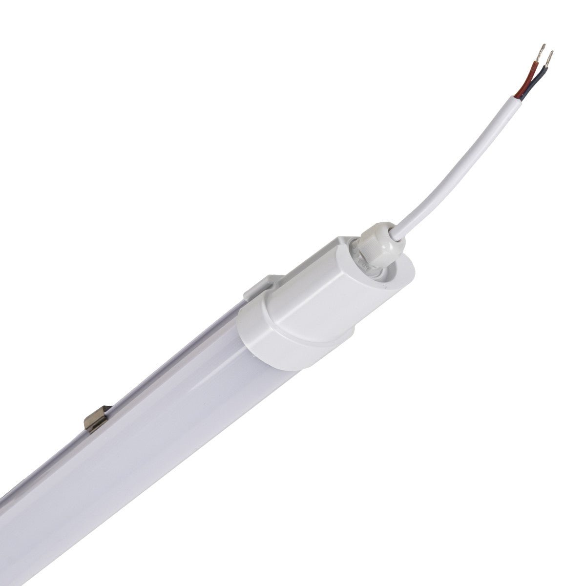 Een witte LED-battenlamp met zichtbare kabel en verpakking, geschikt voor professionele verlichting in winkels of kantoren. Gebruik voor energiezuinige, heldere verlichting in commerciële ruimtes.