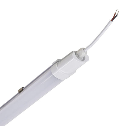 Een witte LED-battenlamp met zichtbare kabel en verpakking, geschikt voor professionele verlichting in winkels of kantoren. Gebruik voor energiezuinige, heldere verlichting in commerciële ruimtes.