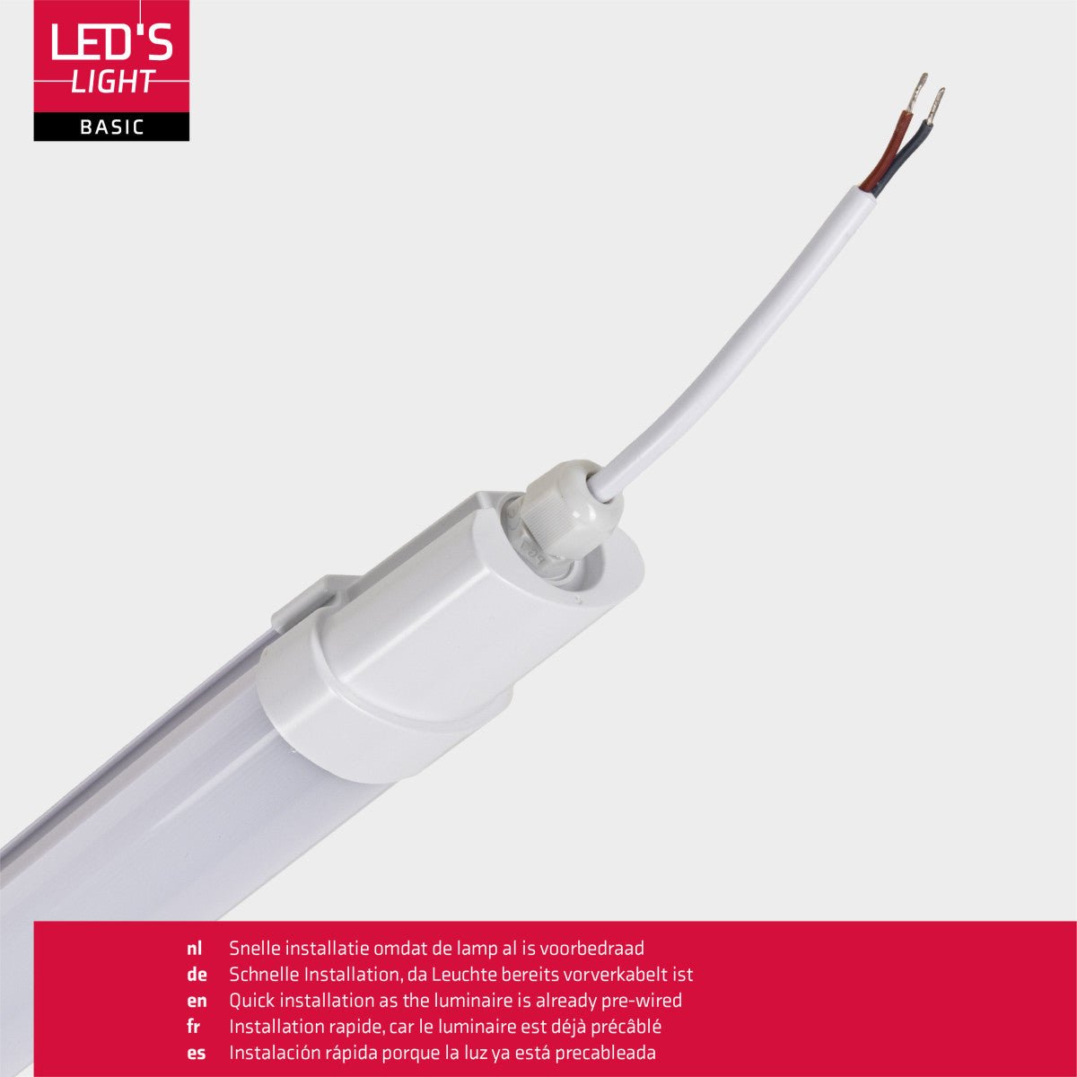 Een witte LED-battenlamp met zichtbare kabel en verpakking, geschikt voor professionele verlichting in winkels of kantoren. Gebruik als energiezuinige vervanging voor oude tl-batten.