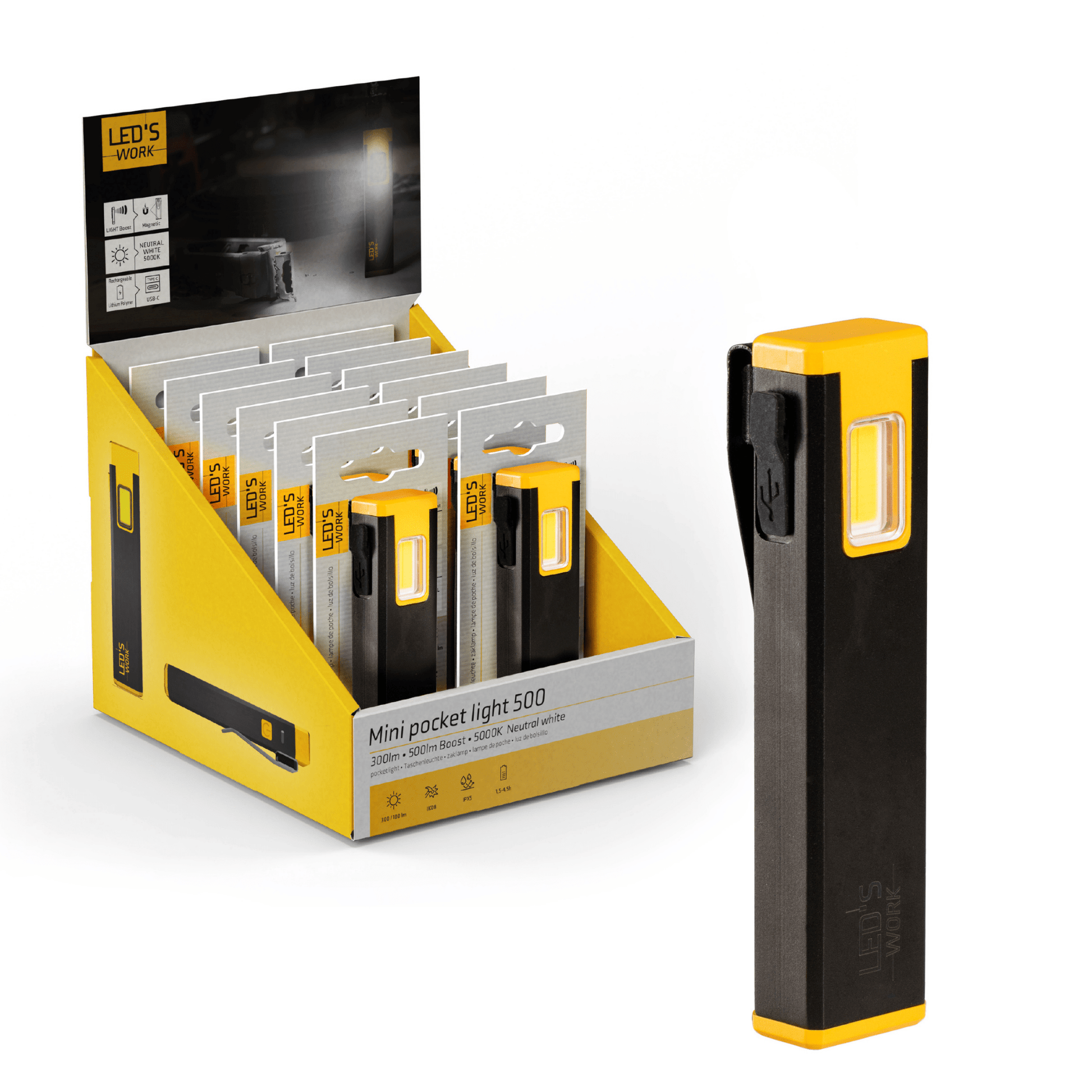 Een compacte, zwarte LED-lamp met gele accenten, geschikt voor wandelingen en avonturen. Zichtbaar in gebruik in het donker, in de zak en bij het opladen.