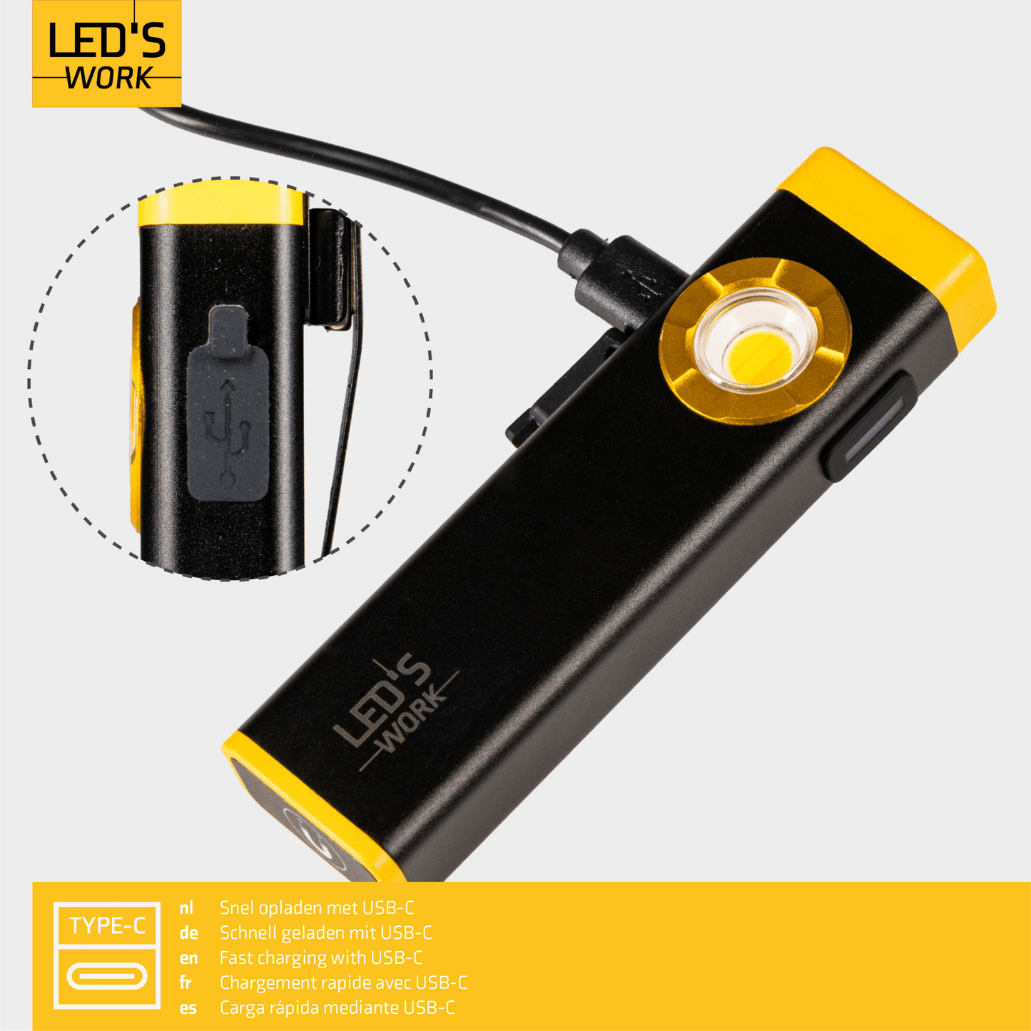 Een zwarte en gele LED-stoklamp met USB-oplaadfunctie, geschikt voor wandelingen en avonturen. Zichtbaar in gebruik in de nacht en in de zak, met een heldere lichtbron voor veiligheid.