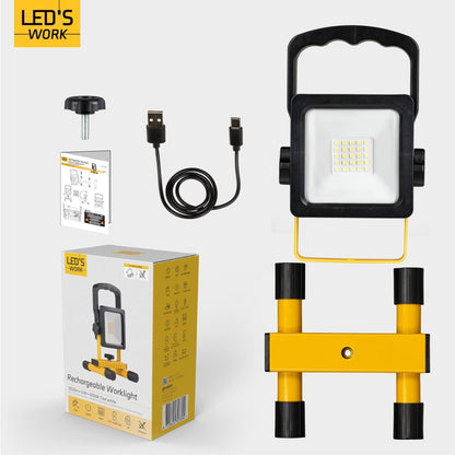 Een robuuste, gele LED werklamp met zwart handvat en voet, uitgerust met een schakelaar en verstelbare arm voor optimale verlichting op werf of bouwplaats.