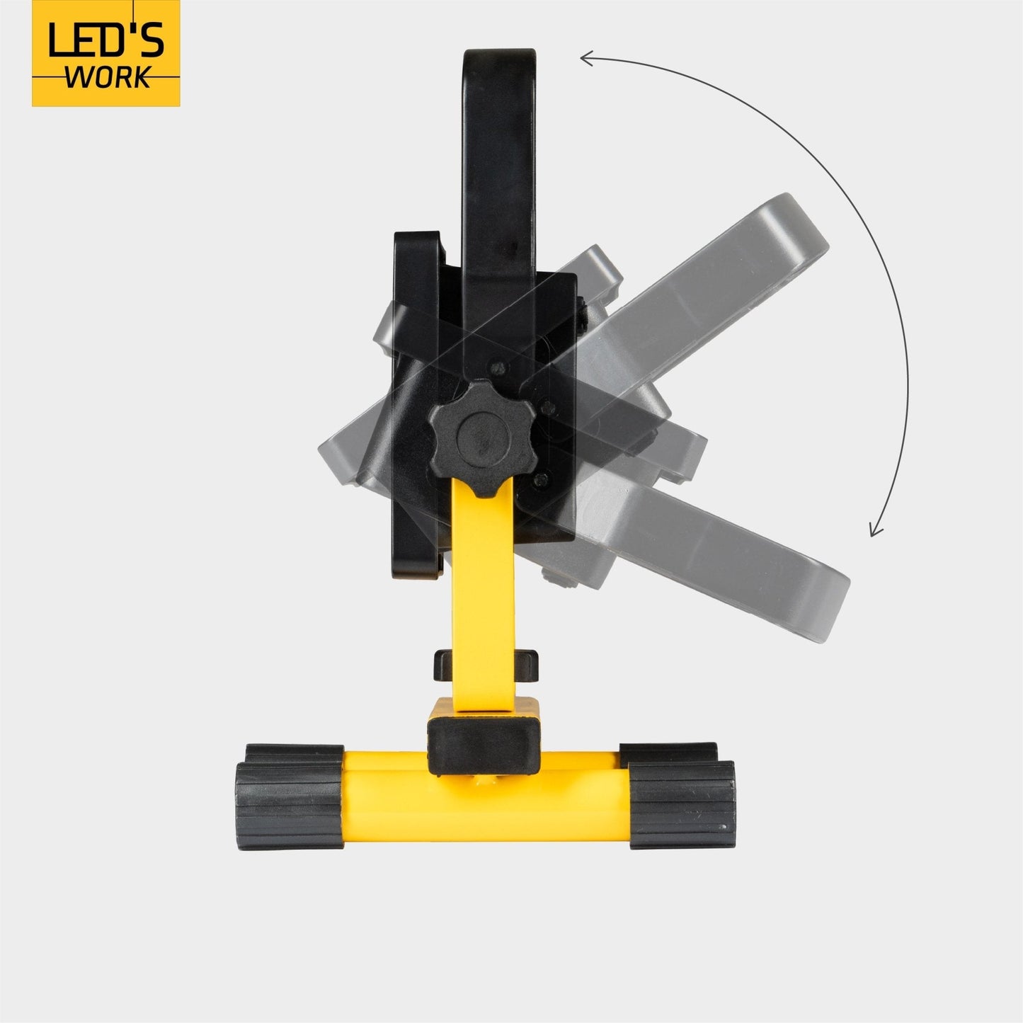 Een robuuste, gele LED werklicht met zwart handvat en voet, uitgerust met een schuifbare arm en verstelbare voeten voor optimale verlichting op bouwplaatsen of in garages.