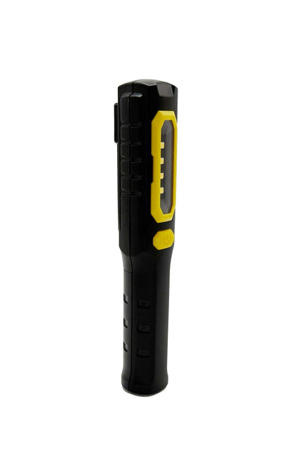 Zwarte, ergonomische zaklamp met gele accenten en een duidelijk zichtbare power-knop. Geschikt voor gebruik in donkere ruimtes of als noodverlichting.