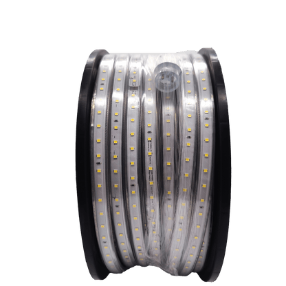 Een witte LED-streep met zichtbare gele diodes, opgerold op een zwarte spool met een gele label. Geschikt voor binnen- en buitengebruik, ideaal voor verlichting in woningen en commerciële ruimtes.