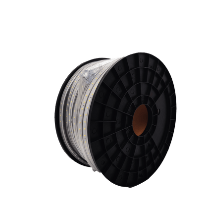Een witte LED-streep met zichtbare gele diodes, opgerold op een zwarte plastic spool met een gele label. Geschikt voor binnen- en buitenverlichting, met flexibele, waterdichte behuizing.