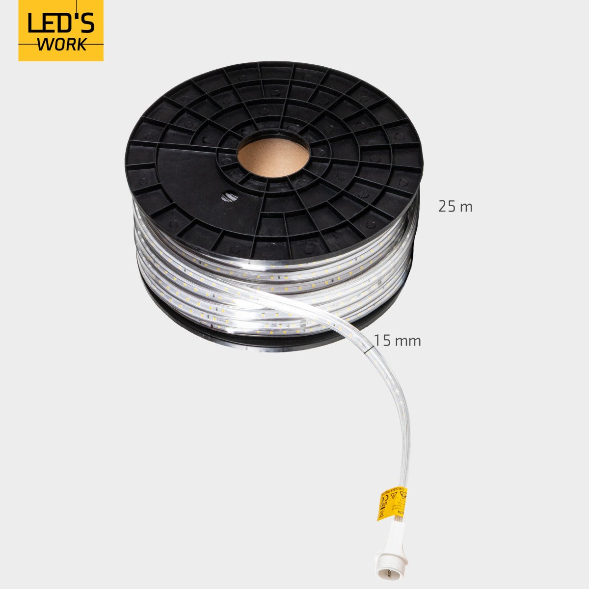 Een witte LED-streep met zichtbare gele diodes, opgerold op een zwarte plastic spoel met een gele label. Geschikt voor binnen- en buitengebruik, ideaal voor verlichting in woningen en commerciële ruimtes.