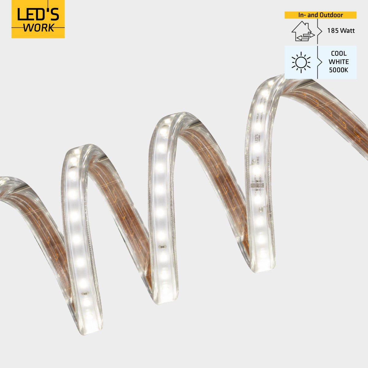 LED-streep in witte kleur, opgerold op een zwarte spool met een gele label en een witte aansluiting. Geschikt voor verlichting in interieurs en buitenruimtes.