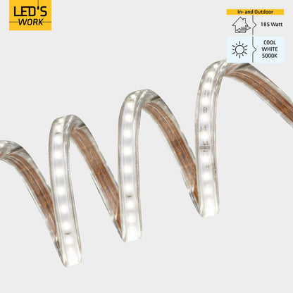 LED-streep in witte kleur, opgerold op een zwarte spool met een gele label en een witte aansluiting. Geschikt voor verlichting in interieurs en buitenruimtes.