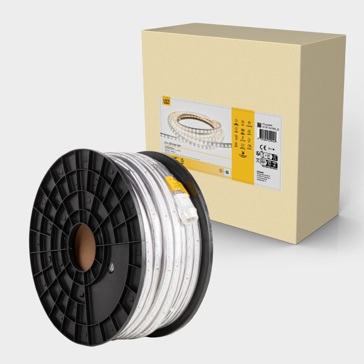 Een witte LED-streep met transparante behuizing en gele contactpunten, opgerold op een zwarte spool, geschikt voor binnen- en buitengebruik.