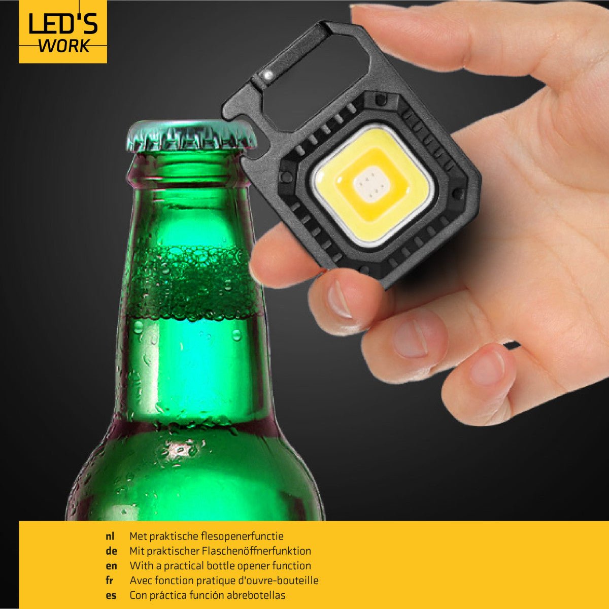 Zwart, robuust LED-lampje met gele chip en geïntegreerde Type-C-aansluiting, geschikt voor werken in donkere ruimtes of als noodverlichting.