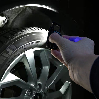 Zwart, robuust LED-lampje met geïntegreerde Type-C-aansluiting en heldere, gele verlichting. Geschikt voor werken in donkere ruimtes of als noodverlichting.
