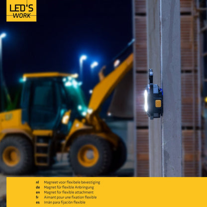 Zwart, robuust LED-lampje met geel Type-C-aansluiting, geschikt voor werktuigengebruik. Compacte, waterdichte constructie met zichtbare koelribben voor betrouwbare verlichting.