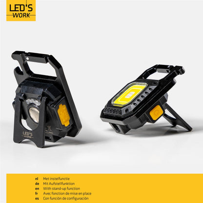 Zwart, robuust LED-lampje met geïntegreerde Type-C-aansluiting en heldere, gele verlichting. Geschikt voor werken in de schuur of op de bouwplaats.