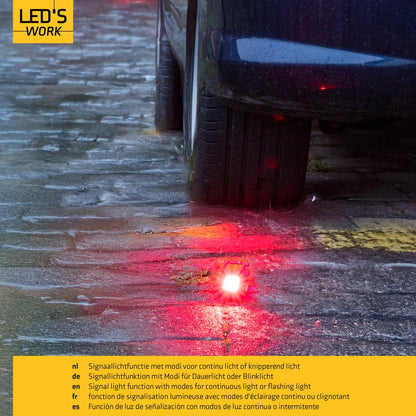 Zwart, robuust LED-lampje met geïntegreerde Type-C-aansluiting en helder geel lichtgevend oppervlak, geschikt voor werken in donkere ruimtes of als noodverlichting.