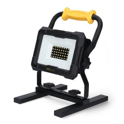 LED’s work werktuigverlichting met geïntegreerde gele handgreep en zwarte kast, uitgerust met vier aanpasbare houderunits voor Bosch, Einhell, Makita en Metabo, geschikt voor professioneel gebruik in werkplaatsen en op bouwplaatsen.