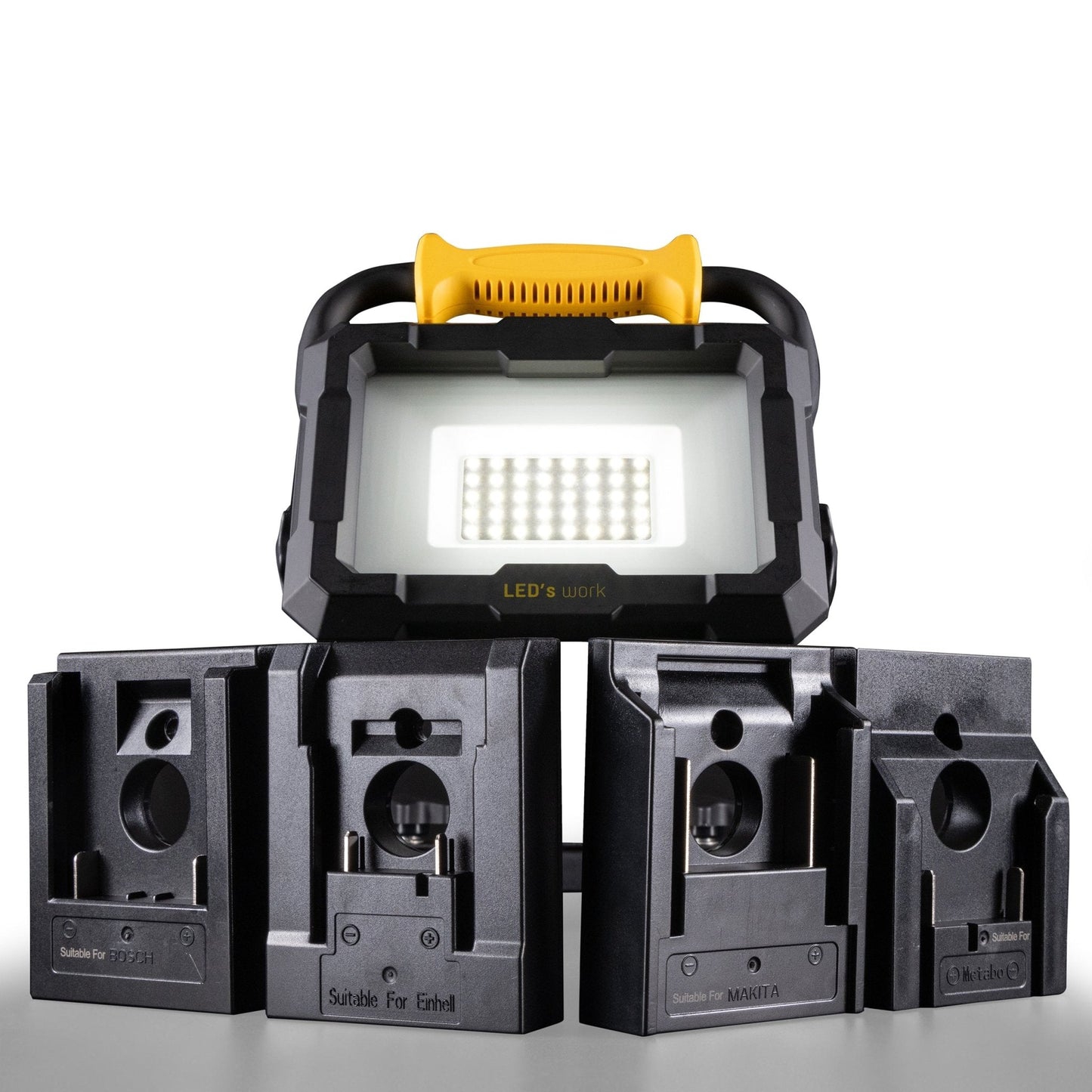 Zwart LED werklamp met geel handvat en vier aanpasbare houderunits voor Bosch, Einhell, Makita en Metabo. Geschikt voor professionele werkomgevingen en mobiele werktuiginstallaties.
