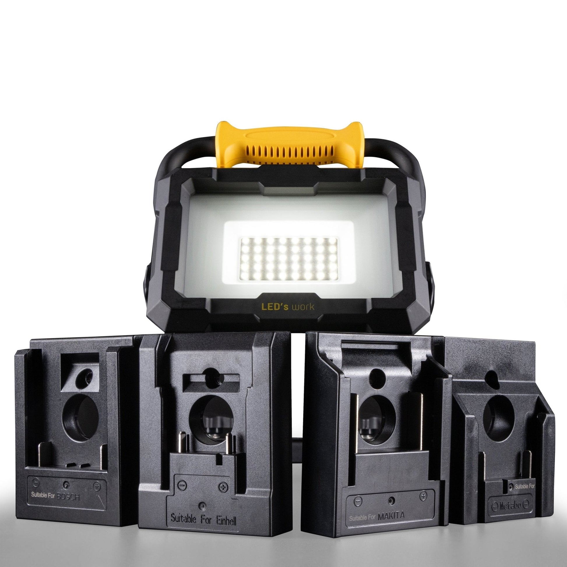 Zwart LED werklamp met geel handvat en vier aanpasbare houderunits voor Bosch, Einhell, Makita en Metabo. Geschikt voor professionele werkomgevingen en mobiele werktuiginstallaties.