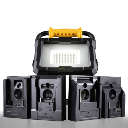 Zwart LED werklamp met geel handvat en vier aanpasbare houderunits voor Bosch, Einhell, Makita en Metabo. Geschikt voor professionele werkomgevingen en mobiele werktuiginstallaties.
