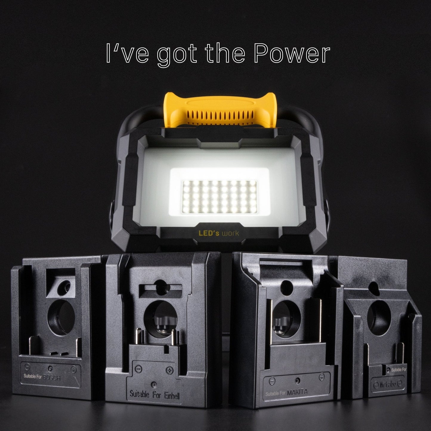 LED’s work werklicht met geïntegreerde gele handgreep en zwarte kast, uitgerust met vier specifieke houderadapteren voor Bosch, Einhell, Makita en Metabo, geschikt voor professionele werkomgevingen.