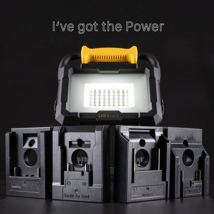 LED’s work werklicht met geïntegreerde gele handgreep en zwarte kast, uitgerust met vier specifieke houderadapteren voor Bosch, Einhell, Makita en Metabo, geschikt voor professionele werkomgevingen.