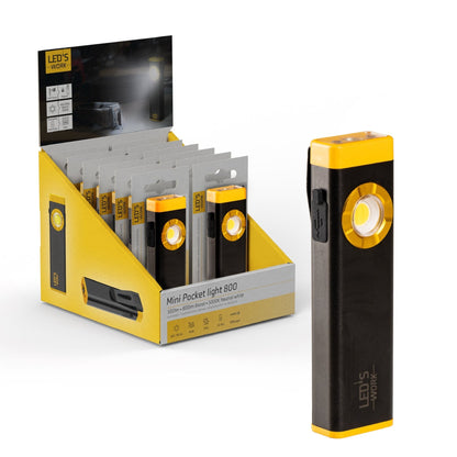 Zwart en geel LED's WORK zaklamp met USB-oplaadfunctie, geschikt voor wandelen en avondwandelingen. Zichtbaar in gebruik in bos, met 100 meter zichtbaarheid en oplosbare kabel.