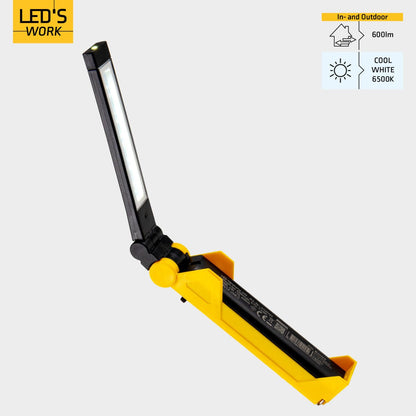 Een gele, opvouwbare LED-werklicht met zwart metalen arm en zichtbare knoppen, geschikt voor precisiewerkzaamheden. Compacte uitvoering voor gebruik in werkplaatsen of onderweg.