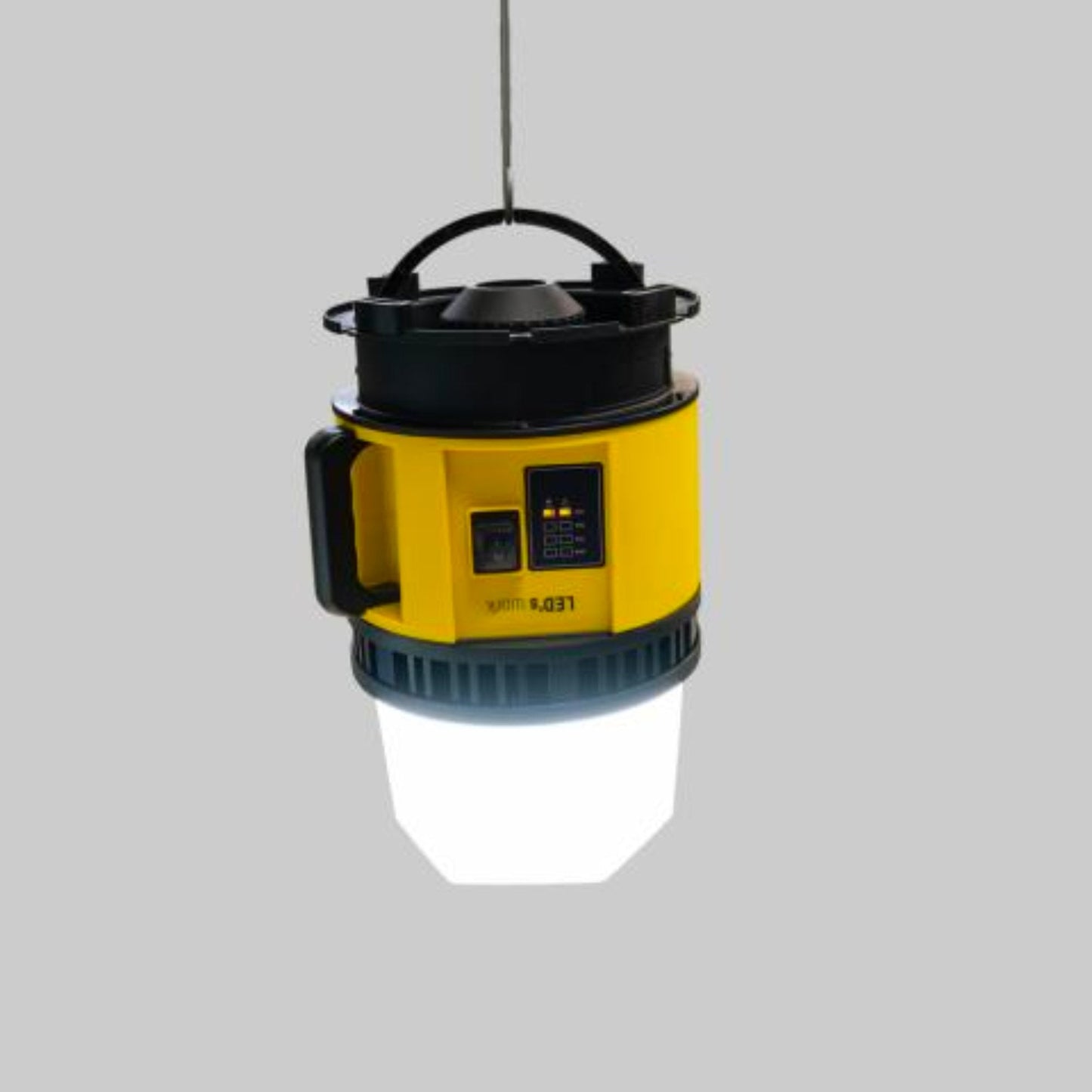 Een gele en zwarte batterijoplaadbare werklamp met witte kap en rode accu-connector, geschikt voor industriële of bouwplaatsverlichting. Geen accu meegeleverd.