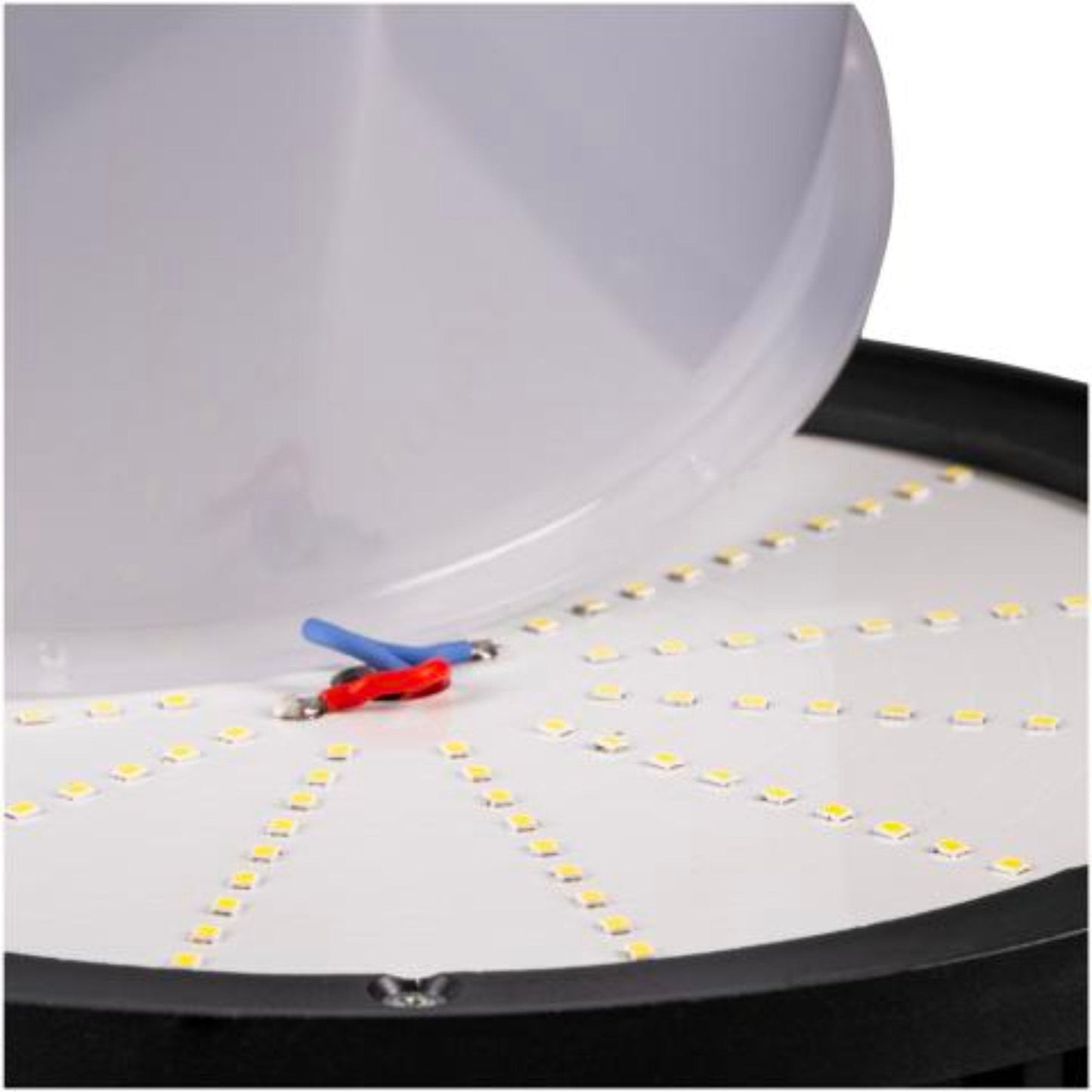 Een gele en zwarte batterijoplaadbare werklamp met witte kap en rode accu-connector, geschikt voor industriële of bouwtoepassingen. Geen accu meegeleverd.