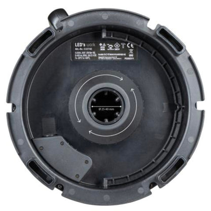 Een gele en zwarte batterijoplaadbare werklamp met witte kap en rode accu-connector, geschikt voor bouw- en onderhoudsprojecten. Geen accu meegeleverd.