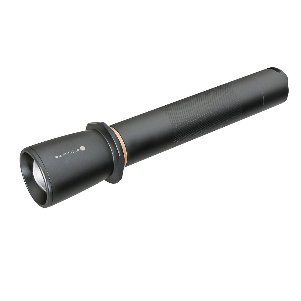 Zwarte, matte zaklamp met textuurhandvat en focusring, geschikt voor avondwandelingen en nachtverlichting. Robuust ontwerp met zichtbare lens en bedieningsknoppen.