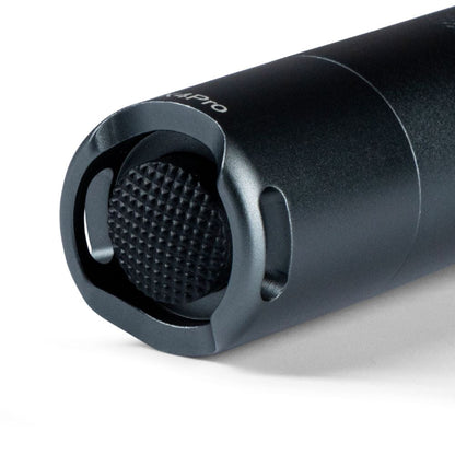 Zwarte, matte zaklamp met textuurhandvat en focusring, geschikt voor avonturen en nachtzicht. Robuust ontwerp met zichtbare lens en bedieningsknoppen voor betrouwbare verlichting.
