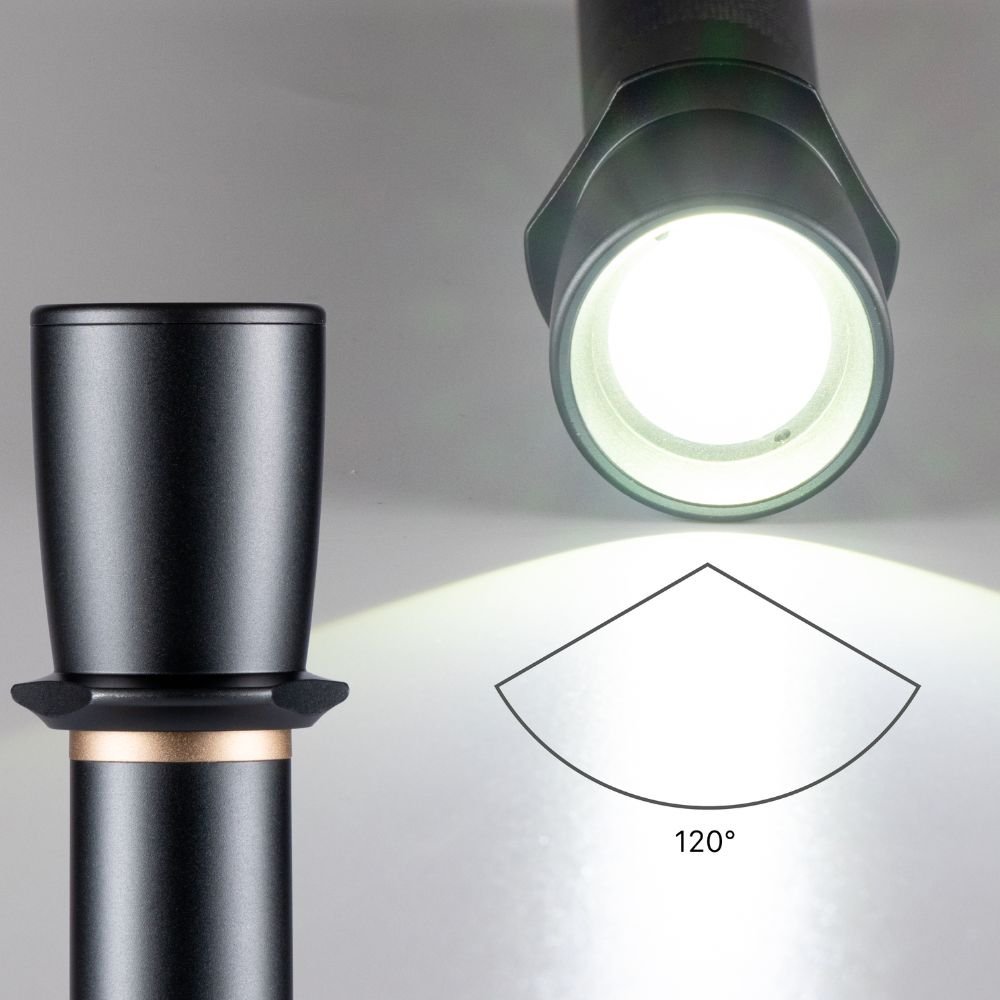 Zwarte, matte zaklamp met textuurde grip en focusring, geschikt voor avondwandelingen en nachtverlichting. Robuust ontwerp met zichtbare lens en bedieningsknoppen.