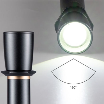 Zwarte, matte zaklamp met textuurde grip en focusring, geschikt voor avondwandelingen en nachtverlichting. Robuust ontwerp met zichtbare lens en bedieningsknoppen.