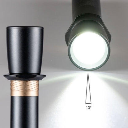 Zwarte, matte zaklamp met textuurde grip en zichtbare focusregelaar, geschikt voor avonturen en nachtverlichting. Robuust ontwerp met goudkleurige accenten voor betrouwbare prestaties in het donker.