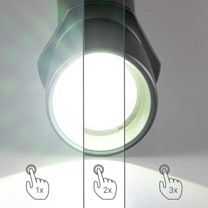 Zwarte, matte zaklamp met textuurrijke grip en zichtbare focusring, geschikt voor avondwandelingen en nachtverlichting. Robuust ontwerp met metalen details voor betrouwbare prestaties in het donker.