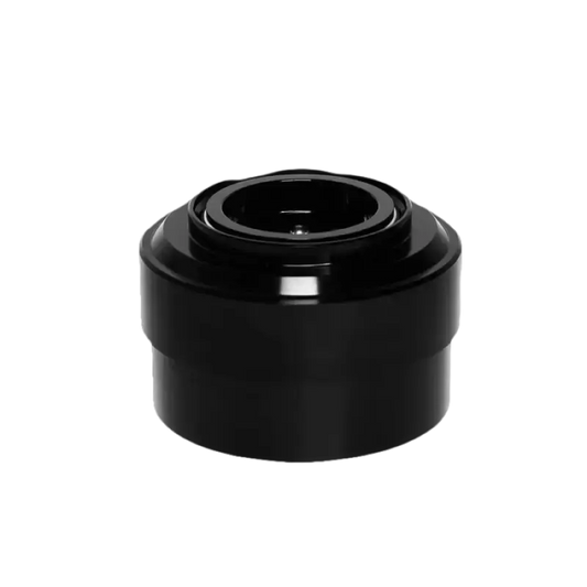 Zwart, glanzend metalen cameraadapter met centraal geplaatste schroefgat, geschikt voor professionele videoproducenten en fotograaf. Perfect voor montage op camera’s en stabilisatoren.