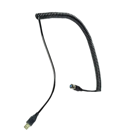 Zwart USB-kabel met flexibele, gecoileerde structuur en een USB-A-connector aan één kant en een BNC-connector aan de andere, geschikt voor professionele video- en audioapparatuur.
