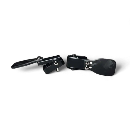 Zwart metaal clip met verstelbare arm en schroefdetails, geschikt voor microfoonhouder of camera. Compacte, robuuste constructie voor studio- en opnamesituaties.