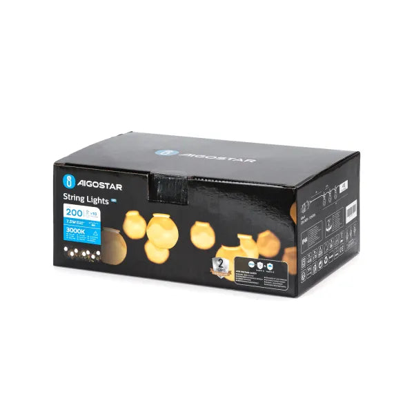 Zes warm witte LED-lampjes hangen aan zwarte kabels, elk met een zwart metaalhanger. De set is geschikt voor binnen- en buitenruimtes en bevat een stekker voor veilige verlichting.