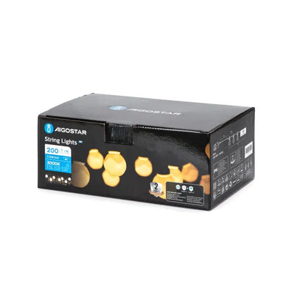 Zes warm witte LED-lampjes hangen aan zwarte kabels, elk met een zwart metaalhanger. De set is geschikt voor binnen- en buitenruimtes en bevat een stekker voor veilige verlichting.