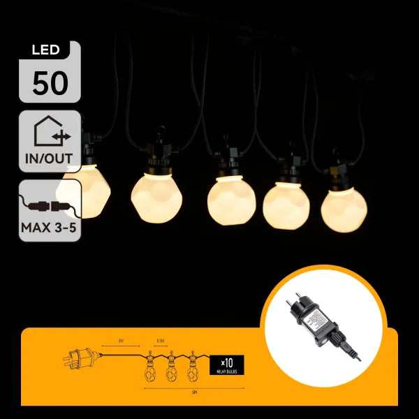 Een set van tien warm witte LED-lampjes met zwart metaalhouders, geschikt voor binnen- en buitenruimtes. Inclusief stroomadapter en schematische aansluiting voor eenvoudige installatie.