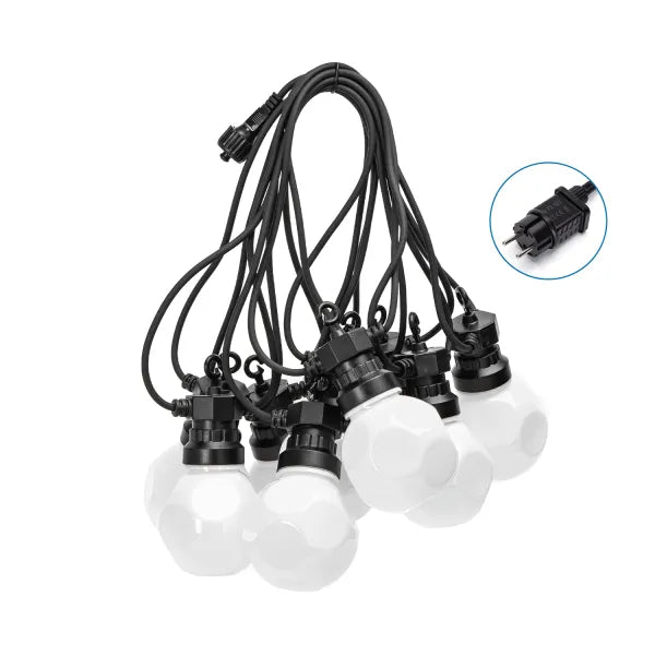 Zes warm witte LED-lampjes hangen aan zwarte kabels, met een zichtbare stekker en technische specificaties. Ideaal voor binnen- en buitenverlichting, met een maximaal aantal van 3 tot 5 lampjes.