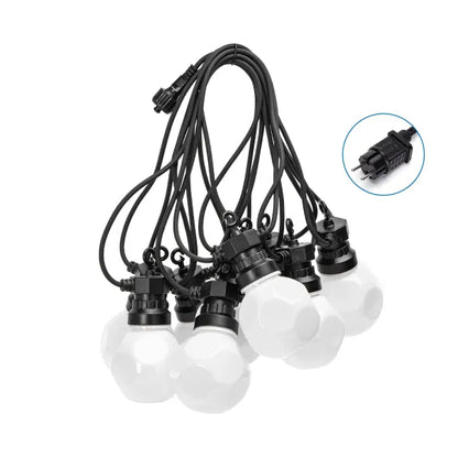 Zes warm witte LED-lampjes hangen aan zwarte kabels, met een zichtbare stekker en technische specificaties. Ideaal voor binnen- en buitenverlichting, met een maximaal aantal van 3 tot 5 lampjes.