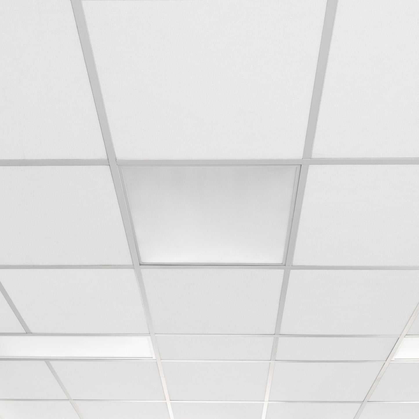 Een witte, rechthoekige plafondlamp met een zacht, diffuus licht en een zilverkleurige metalen rand. Ideaal voor moderne woon- en werkomgevingen waar helder, energiezuinig verlichting nodig is.