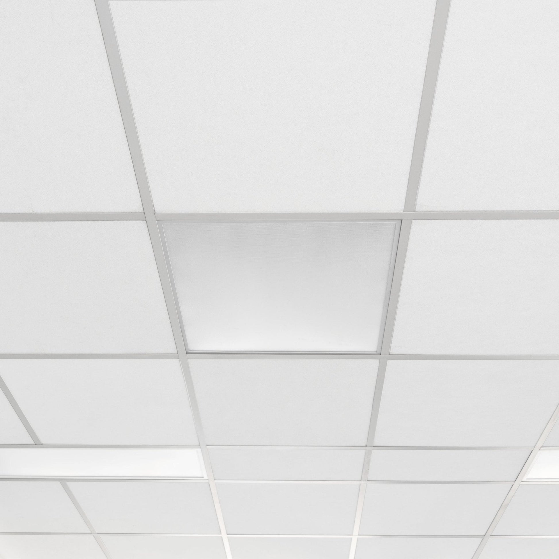 Een witte, rechthoekige plafondlamp met een zacht, diffuus licht en een zilverkleurige metalen rand. Ideaal voor moderne woon- en werkomgevingen waar helder, energiezuinig verlichting nodig is.