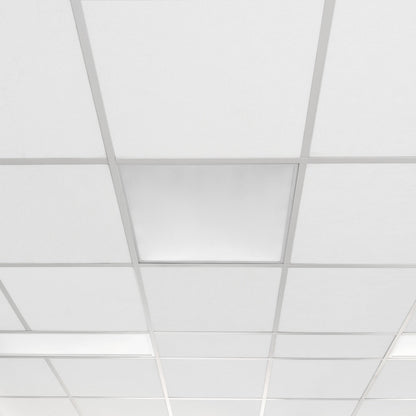 Een witte, rechthoekige plafondlamp met een zacht, diffuus licht en een zilverkleurige metalen rand. Ideaal voor moderne woon- en werkomgevingen waar helder, energiezuinig verlichting nodig is.